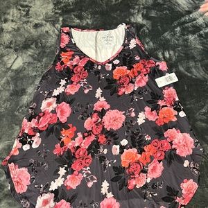 Plus size floral tank top. 2X